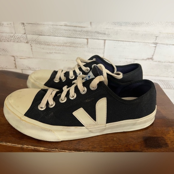 Veja Wata II Low Top Sneaker Size 9 - Picture 2 of 11